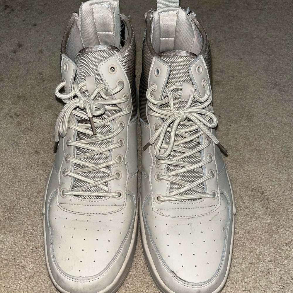 Men’s fashion zip up shoe (ALMOST BRAND NEW)